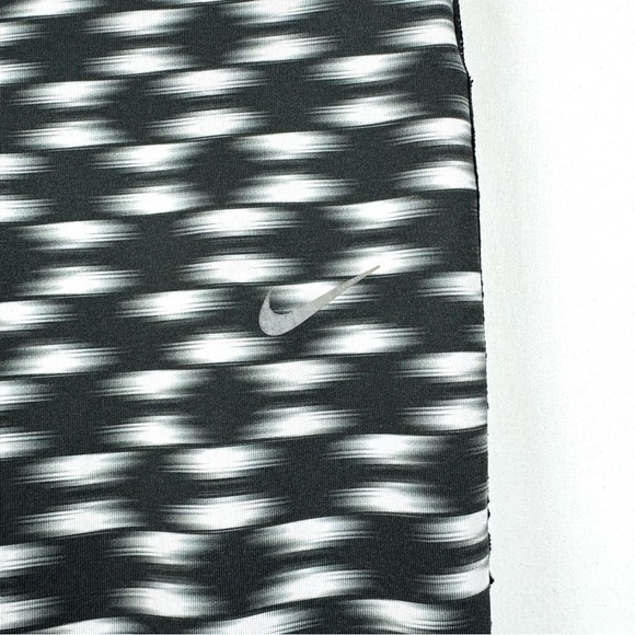 Nike Dri Fit Women's M Printed Relay Cropped Leggings Activewear Y2K Black/White - Picture 5 of 12
